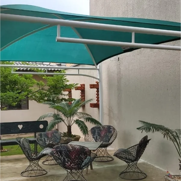 Quando investir em cobertura tipo sombreador para áreas externas e quais situações exigem essa solução
