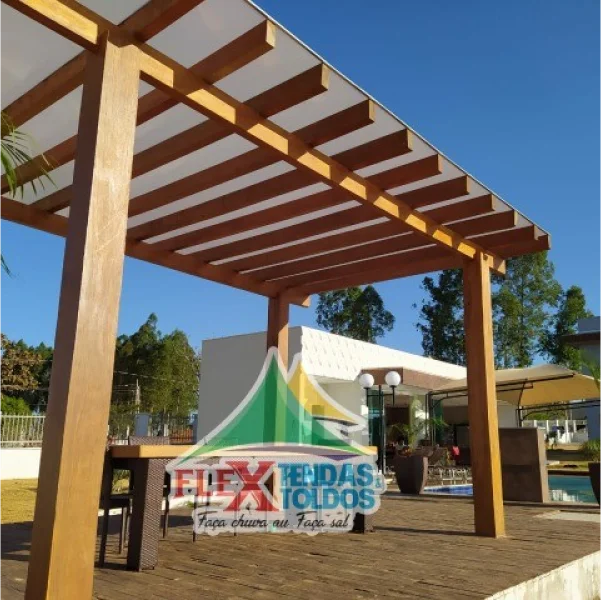 Revestimentos em policarbonato: Como transformar áreas externas com proteção e iluminação natural