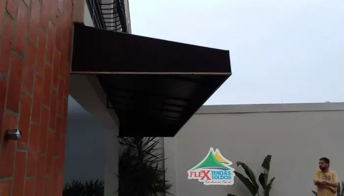 Toldo fixo preço: Quanto variam os valores entre modelos residenciais e comerciais